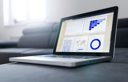 offener Laptop mit Daten-Diagrammen auf dem Screen