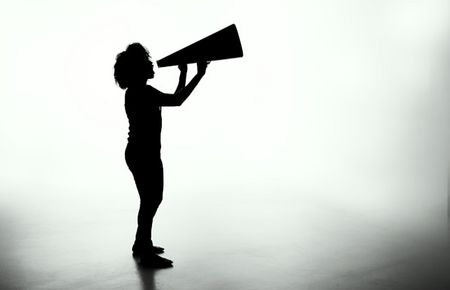 Silhouette einer Frau mit Sprachtüte