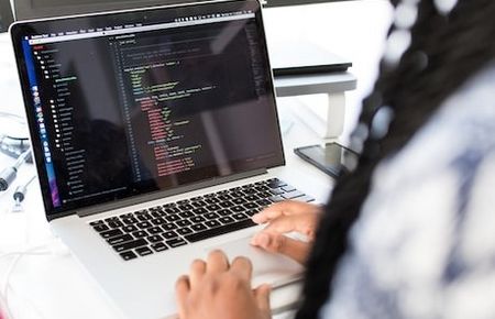 POC Frau am Computer beim Prompting