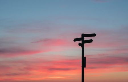 Wegweiser bei Sonnenuntergang