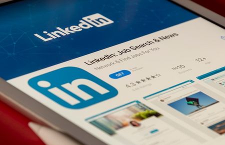 LinkedIn Homepage auf Handyscreen