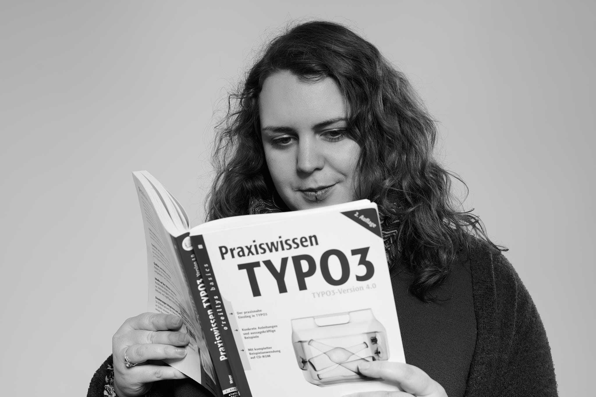 Frau liest in einem Buch