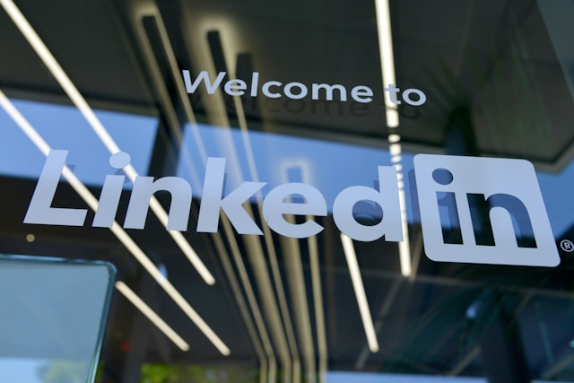 gläsernes Schild mit der Aufschrift: Welcome to LinkedIn