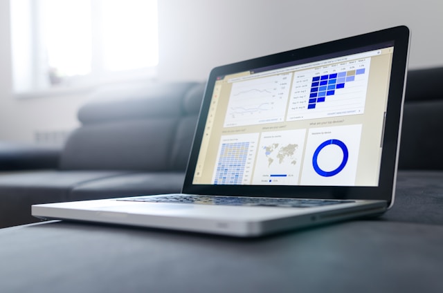 offener Laptop mit Datendiagramm auf dem Bildschirm